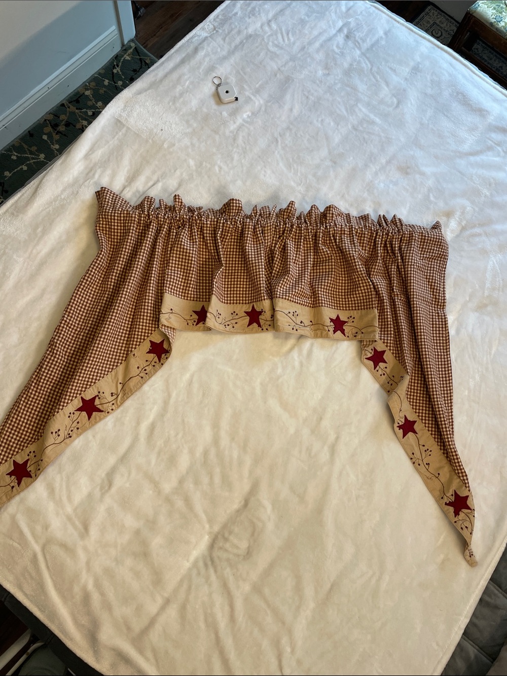 The Country House Collection Stars and Berries Country Swag - Picture 2 of 15